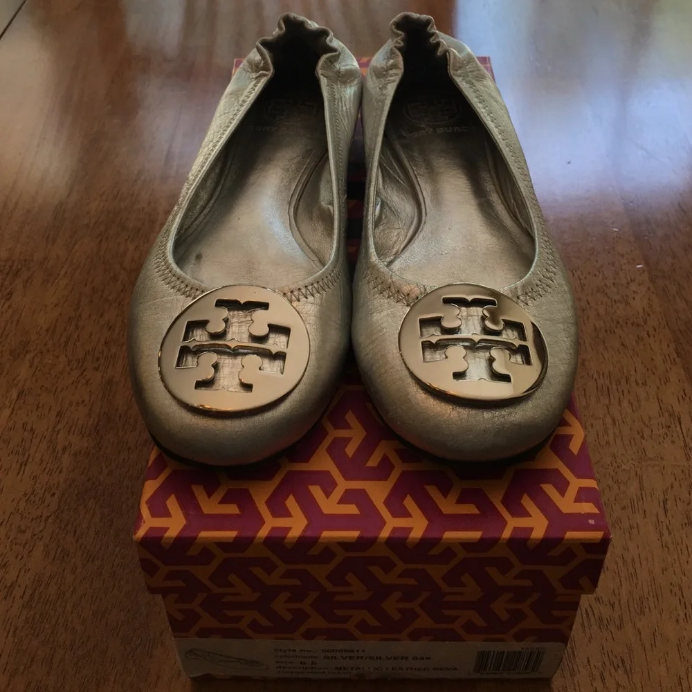 Tory Burch Silver Metallic Reva Ballet Flat Sz 6.5 - Picture 1 of 4